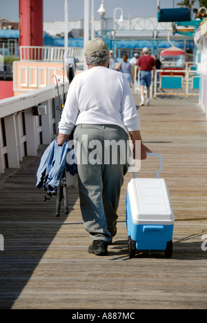 Angeln Wandern und andere Aktivitäten finden statt auf der Pier und Boardwalk am Daytona Beach Florida FL am Atlantischen Ozean Stockfoto