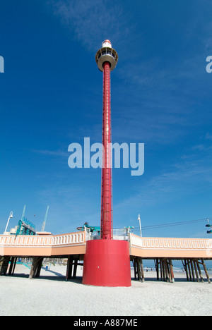 Angeln Wandern und andere Aktivitäten finden statt auf der Pier und Boardwalk am Daytona Beach Florida FL am Atlantischen Ozean Stockfoto