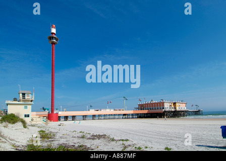 Angeln Wandern und andere Aktivitäten finden statt auf der Pier und Boardwalk am Daytona Beach Florida FL am Atlantischen Ozean Stockfoto