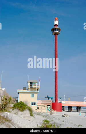 Angeln Wandern und andere Aktivitäten finden statt auf der Pier und Boardwalk am Daytona Beach Florida FL am Atlantischen Ozean Stockfoto