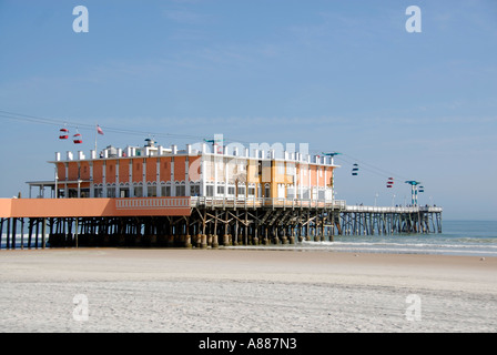 Angeln Wandern und andere Aktivitäten finden statt auf der Pier und Boardwalk am Daytona Beach Florida FL am Atlantischen Ozean Stockfoto