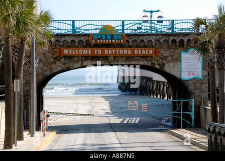 Angeln Wandern und andere Aktivitäten finden statt auf der Pier und Boardwalk am Daytona Beach Florida FL am Atlantischen Ozean Stockfoto