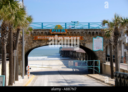 Angeln Wandern und andere Aktivitäten finden statt auf der Pier und Boardwalk am Daytona Beach Florida FL am Atlantischen Ozean Stockfoto