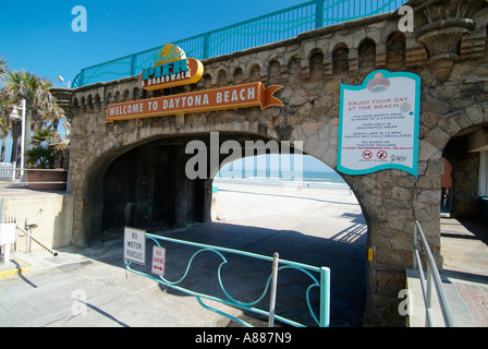 Angeln Wandern und andere Aktivitäten finden statt auf der Pier und Boardwalk am Daytona Beach Florida FL am Atlantischen Ozean Stockfoto