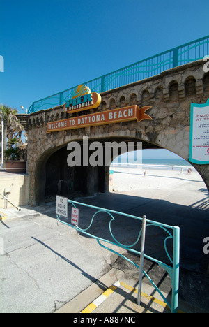 Angeln Wandern und andere Aktivitäten finden statt auf der Pier und Boardwalk am Daytona Beach Florida FL am Atlantischen Ozean Stockfoto