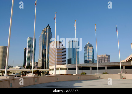 Die Innenstadt von Tampa Florida mit dem Convention Center im Vordergrund am Rand des Wassers Stockfoto