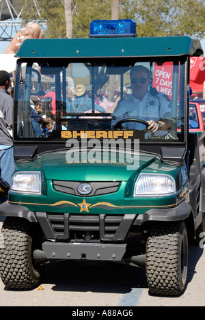 Sheriff Deputy Patrouillen der Florida State Fair im Golf Cart Stil Fahrzeug Stockfoto