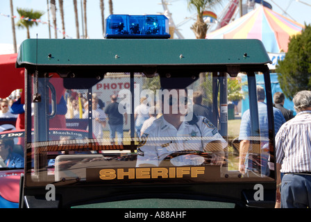 Sheriff Deputy Patrouillen der Florida State Fair im Golf Cart Stil Fahrzeug Stockfoto