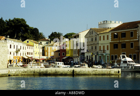 Blick von der charmanten Stadt Veli Losinj mit seinen bunten Häusern und gezahnten Burg aus dem Meer, Losinj, Kroatien Stockfoto