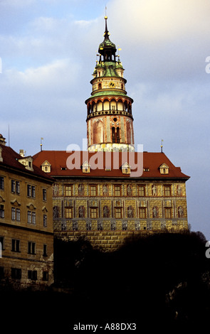 Turm der Burg, umgeben von der kleinen Burg auf einem schmalen Felsvorsprung oberhalb der Stadt Krumlov, Cesky Krumlov, Tschechische Republik Stockfoto