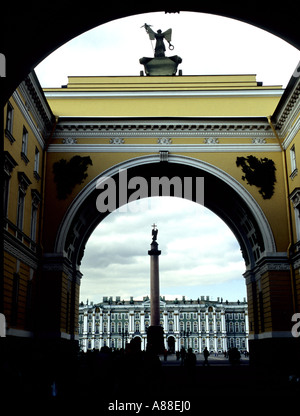 Blick durch die großen Triumphbogen, der Alexander Column und der Eremitage in Schlossplatz, St Petersburg, Russland Stockfoto