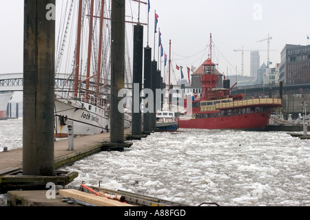 Ehemaligen Leuchtturmschiff jetzt als Hotel und Restaurant im Hafen von Hamburg verwendet wird Stockfoto