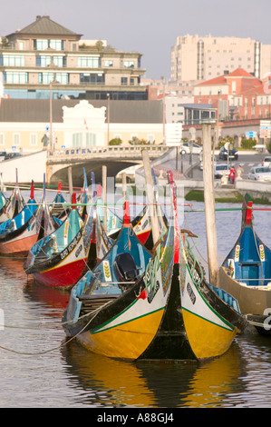 Moliceiro Angelboote/Fischerboote auf einem Kanal in Aveiro, Portugal Stockfoto