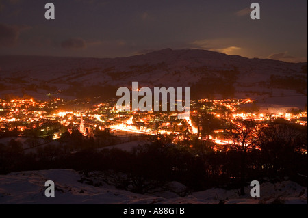 Full Moon rising über eine verschneite Ambleside, Lake District, Cumbria, UK Stockfoto
