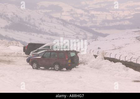 Autos stecken auf Kirkstone Pass, im Winter schneit, Lake District, Cumbria, UK Stockfoto