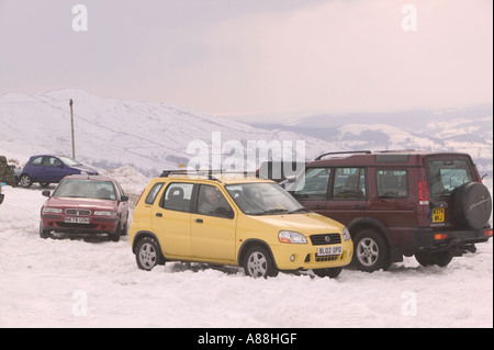 Autos stecken auf Kirkstone Pass, im Winter schneit, Lake District, Cumbria, UK Stockfoto