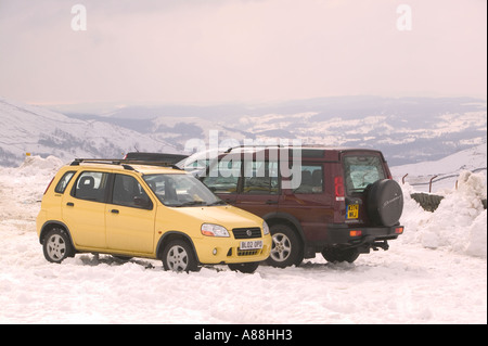 Autos stecken auf Kirkstone Pass, im Winter schneit, Lake District, Cumbria, UK Stockfoto