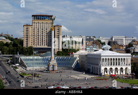 Säule und Statue of Liberty unabhängig Square (Majdan Nezalezhnosti), Hotel Ukraina gelten in Kiew, Ukraine Stockfoto