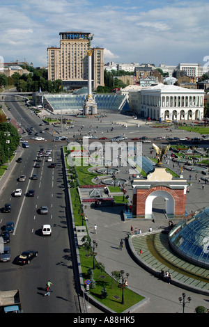 Unabhängig Square (Majdan Nezalezhnosti) mit Spalte und Freiheitsstatue, Hotel Ukraina in Kiew, Ukraine Stockfoto