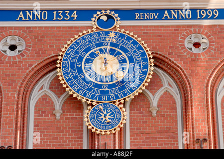 Astronomische Uhr am Haus der Mitesser auf dem Rathausplatz in Riga, Lettland. Verzierte blaue und goldene Details an der historischen roten Backsteinfassade. Stockfoto