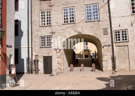 Das historische schwedische Tor in der Altstadt von Riga, Lettland, mit traditioneller Steinarchitektur, einem großen Torbogen und Kopfsteinpflasterstraßen. Stockfoto