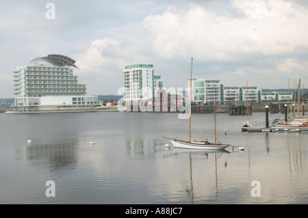 die Bucht von Cardiff zeigt Neuentwicklung am Ufer der Bucht in Cardiff zeigt Neuentwicklung an der Uferpromenade Stockfoto