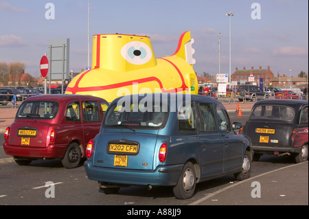 eine Skulptur von den Beatles Yellow Submarine an der Liverpool John Lennon Airport in Liverpool, England Stockfoto