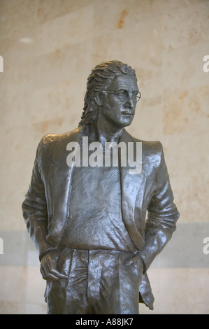 eine Statue von John Lennon am John Lennon Airport in Liverpool, England Stockfoto
