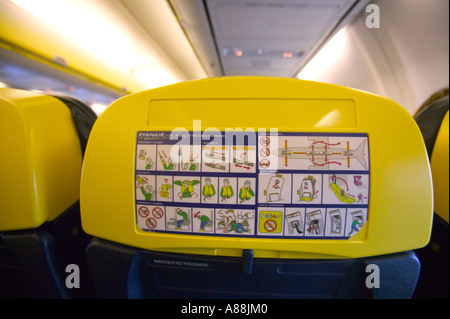 Sicherheitshinweise auf einem Ryanair Boeing 737-500 Passagier Jet, Stockfoto