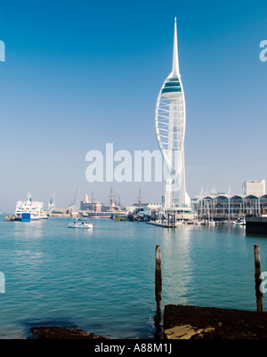 Spinnaker Tower Portsmouth uk über den Hafen gesehen Stockfoto