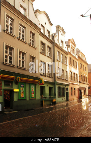 Die Masztalarska Straße mit nassem Kopfsteinpflaster und historischen bunten Gebäuden in der Altstadt von Posen, Polen. Traditionelle europäische Architektur im Stadtzentrum. Stockfoto