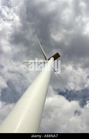 Windkraft-Anlage gegen bewölkten stürmischen Himmel, Finnland Stockfoto