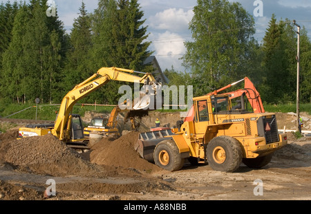 Bagger und Raupe auf Baustelle in Finnland arbeiten Stockfoto