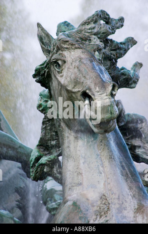 Ein Pferdekopf am Monument Aux Girondins Skulpturen und Brunnen auf der Esplanade des Quinconces Platz in Bordeaux Stockfoto