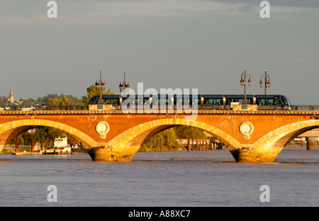 Die alte Brücke Pont de Pierre in Bordeaux am Fluss Garonne mit der modernen neuen Straßenbahn überfahren es Stockfoto