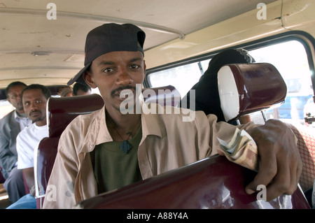 Taxi-junge sammeln Geld in lokalen Taxi Addis Abeba Äthiopien Afrika Stockfoto