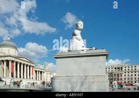Die National Gallery Architektur und Alison Lapper Bildhauerei am Trafalgar Square, London, UK, GB, England 2006 EU Stockfoto
