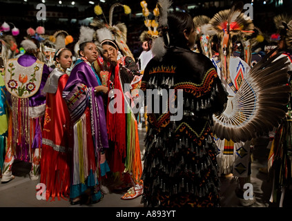 Teilnehmer an der jährlichen Versammlung der Nationen Powwow warten darauf, an einem Wettbewerb teilnehmen Stockfoto