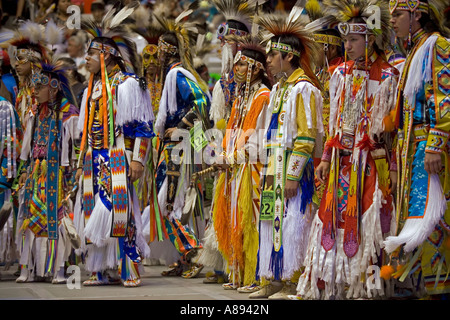 Teilnehmer an der jährlichen Versammlung der Nationen Powwow warten darauf, an einem Wettbewerb teilnehmen Stockfoto