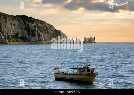 Ausflugsschiff auf Sand Klippen Alum Bay Isle Of Wight Hampshire England Großbritannien UK Vergnügen Boot auf dem Meer an Sand Klippen Alaun Ba Stockfoto