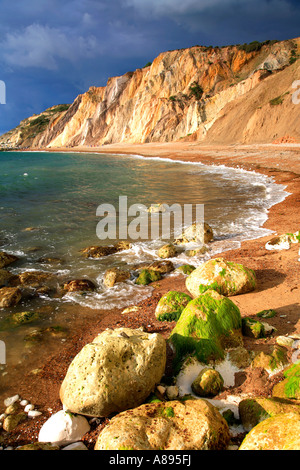 Dramatischer Himmel über das Meer und bunte Sandklippen Alum Bay Isle Of Wight Hampshire England Großbritannien UK Stockfoto