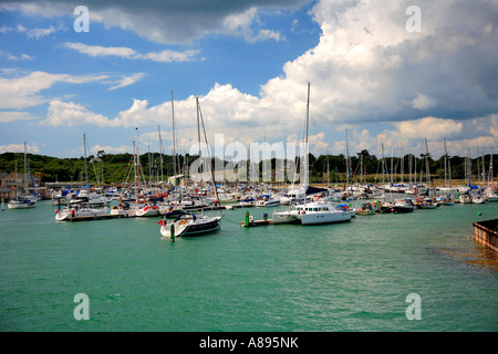 Segelboote in Yarmouth Harbour Isle Of Wight Hampshire England Großbritannien UK Stockfoto