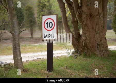 Ein 10 km/h Höchstgeschwindigkeit Zeichen in einen Feldweg Stockfoto