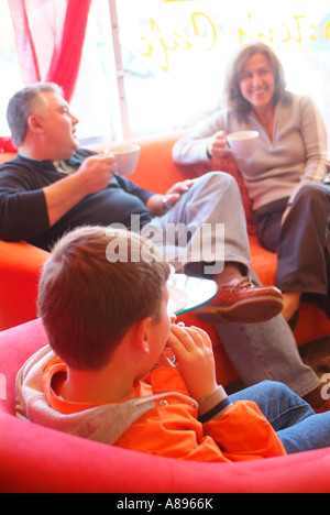 Mitte der vierziger Jahre paar Kaffeetrinken mit ihrem Sohn Stockfoto