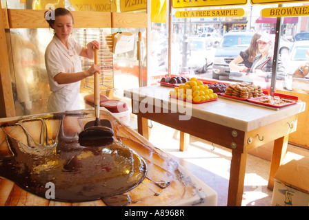 Jenna zeigt Fudge Making an Uncle Bob s Fudge Küche auf Main Street Annapolis MD Stockfoto