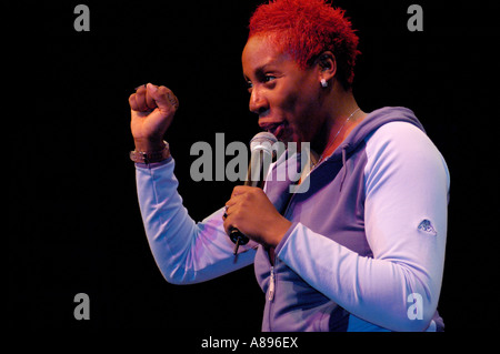 Gina Yashere Durchführung live auf Acfest im Jahr 2003 in Birmingham Gina ist eine sehr talentierte Comic, der nun einen reguläre Slot hat auf die Stockfoto