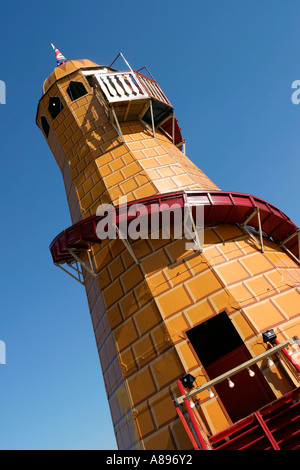 Helter Skelter vor blauem Himmel. Stockfoto