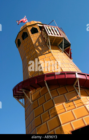 Helter Skelter vor blauem Himmel. Stockfoto