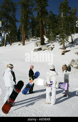 Vier Frauen stehen auf einer Skipiste Stockfoto