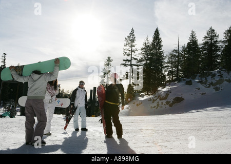 Vier Frauen stehen auf einer Skipiste Stockfoto